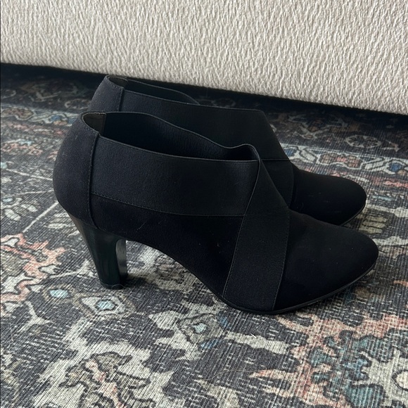 Coach and Four Black Women's Heels - Picture 6 of 7